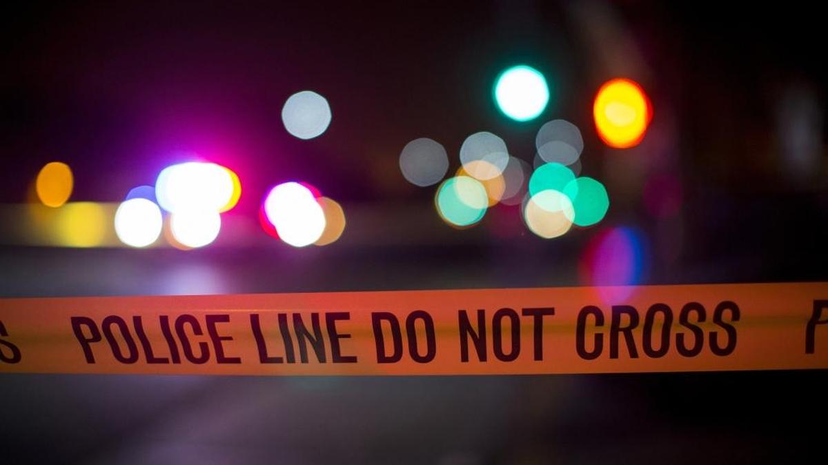 Cinco personas resultaron heridas el domingo en Florida luego de un tiroteo desatado desde varios vehículos en una carretera muy cerca del distrito turístico de Orlando.