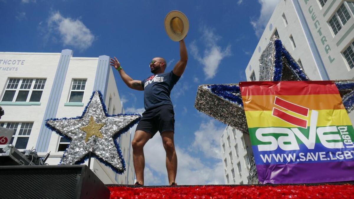 Raul Vegas bailan en el flotador de ‘Save Dade’ justo antes del inicio del desfile de Orgullo Gay de Miami Beach.