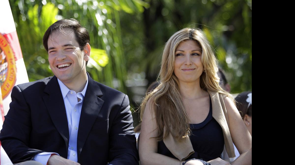 
Marco y su esposa Jeanette sonríen poco antes de firmar el primero un documento lanzando oficialmente su candidatura a las primarias del Senado en abril del 2010.
