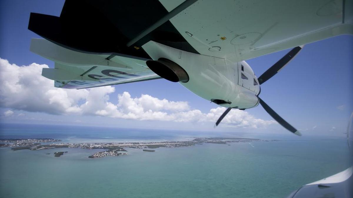 Un HC-144A Ocean Sentry de la Guardia Costera de EEUU vuela sobre los Cayos de la Florida.