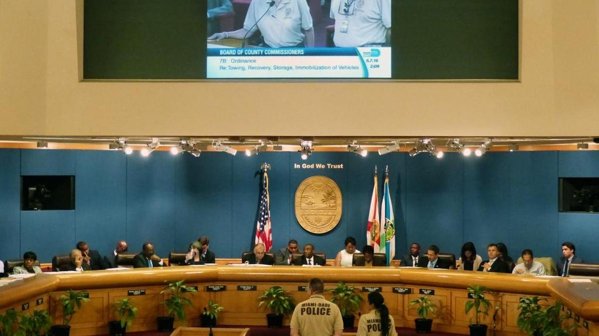 Miembros del Departamento de la Policía del Condado Miami-Dade hablan ante los comisionados durante la sesión del martes, donde se aprobó una iniciativa para crear una red policial especializada en la lucha contra el fraude en los condominios.