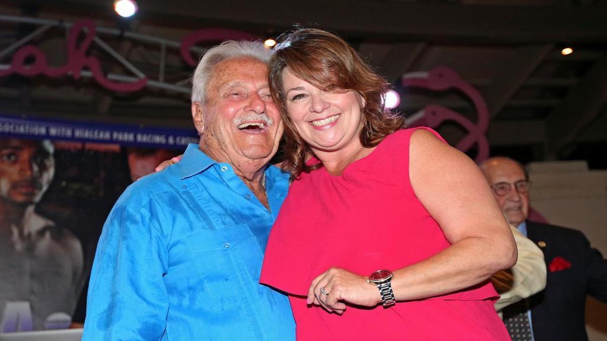 Los concejales José Caragol y Vivian Casáls-Muñoz celebran su reeleción el martes en el Hialeah Park & Casino.