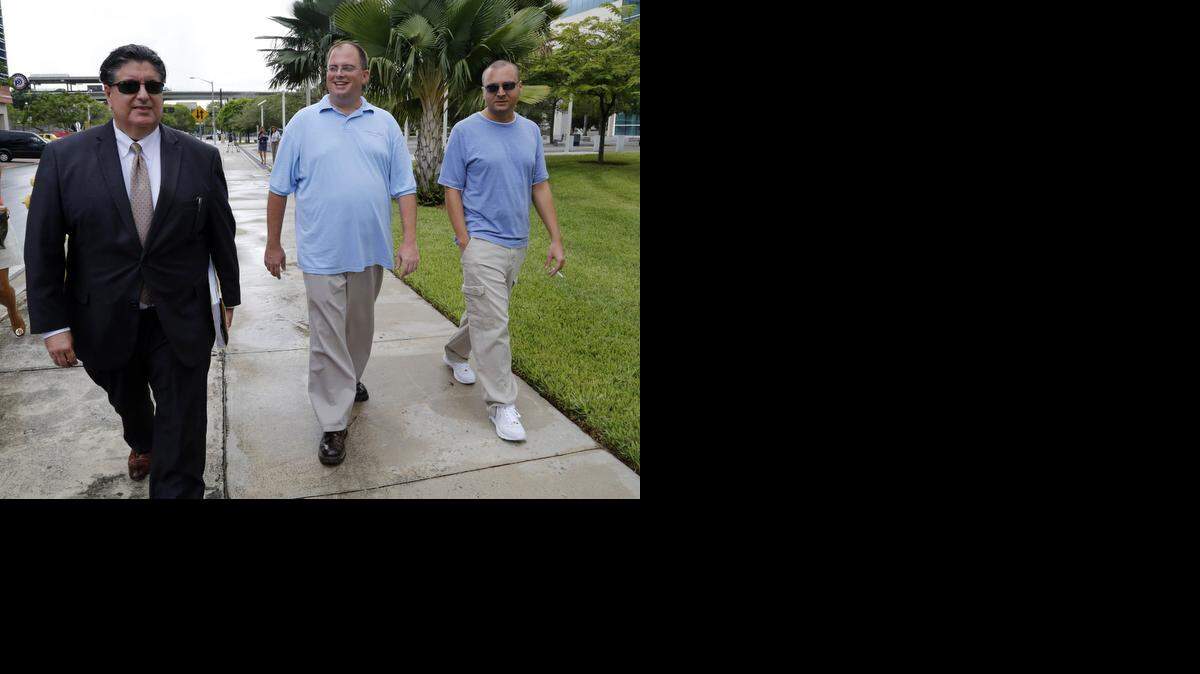 
Justin Lamar Sternad (centro) a su salida de la corte federal de Miami junto a su abogado Enrique “Rick” Yabor (izq.) y otra persona no identificada.
