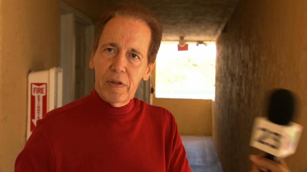 Guillermo Merique, vicepresidente de la asociación de propietarios del condominio The Beach Club at Fountainebleau Park, dijo que el abogado Héctor Martínez fue quien se encargó del proceso de selección y verificación de las empresas que presuntamente compitieron en la licitación.