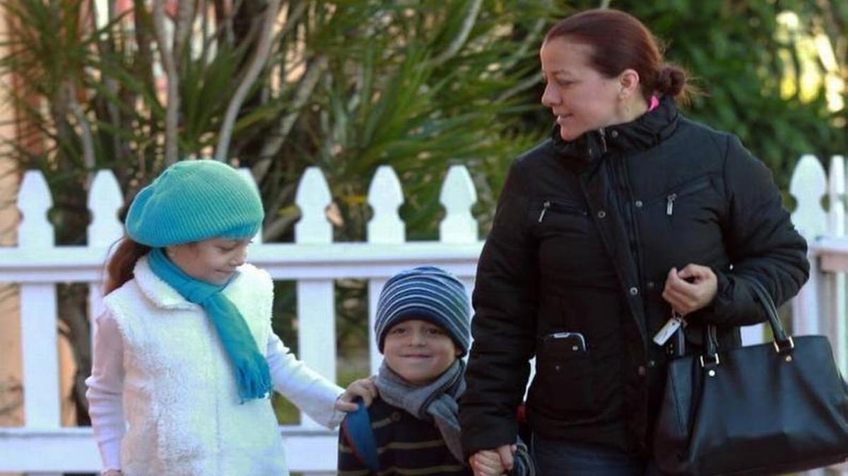 Cristina Cordero acompaña a sus hijos, José y Emily, a la escuela Bridge Prep Academy, el 19 de febrero de 2015, uno de los días más fríos en Miami el año pasado.