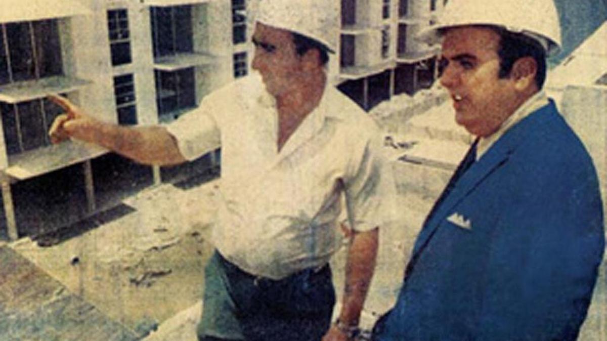 José Milton (der.), obsserva una construcción de apartamentos con H. Morejón, un superintendente, en esta foto sin fecha.