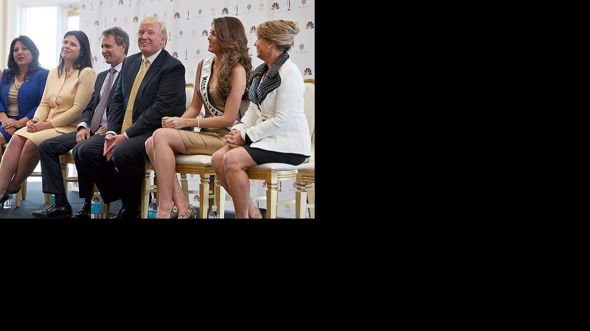 
De izquierda a derecha, las comisionadas de Doral Sandra Ruiz y Ana María Rodríguez, el alcalde de Doral, Luigi Boria, el empresario Donald Trump, la Miss Universo 2013, Gabriela Isler, y la presidenta de Miss Universe Organization, Paula Shugart, durante una conferencia de prensa el jueves en Doral.
