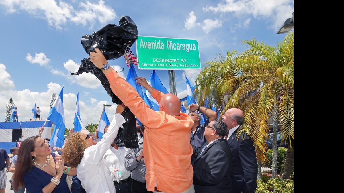 
Autoridades y ciudadanos de Sweetwater se reunieron el lunes en la esquina de Flagler y 104 Court para develar el aviso que le identifica como Avenida Nicaragua.
