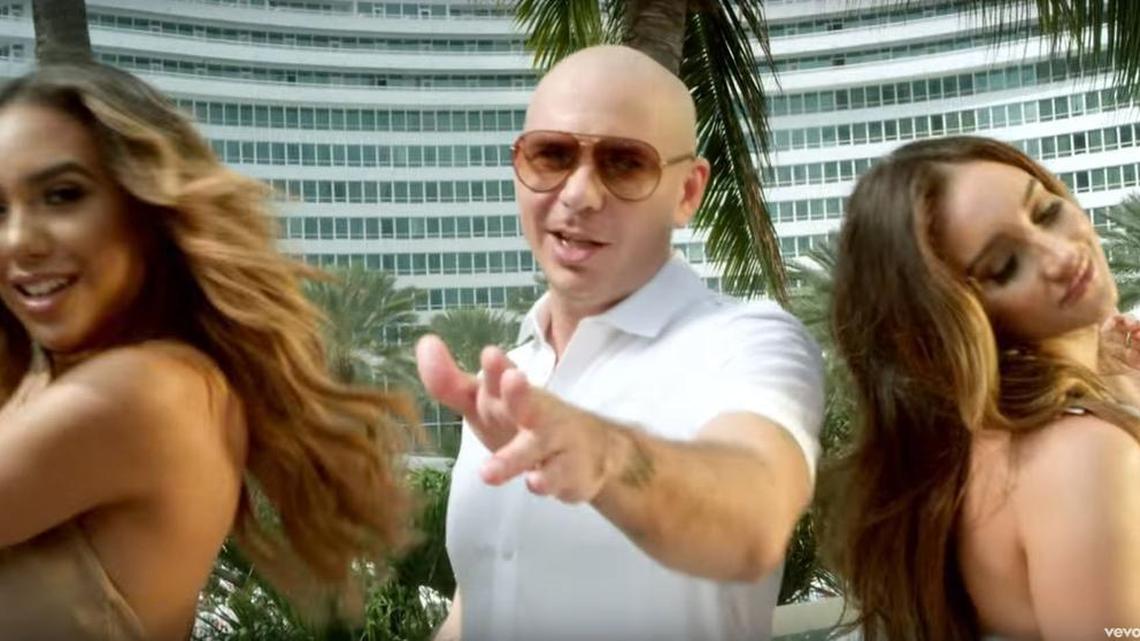 Pitbull durante una escena de promoción de las playas de la Florida.