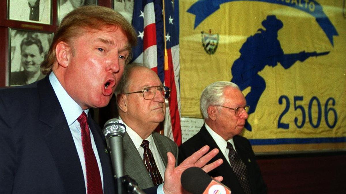 
Donald Trump pronunció un discurso crítico contra Fidel Castro en el Museo de la Brigada 2506 en una visita que hizo en 1999.
