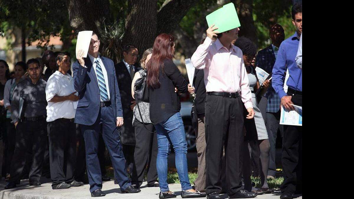 Solicitantes de empleo hacen fila fuera del Shula Hotel & Golf Resort para una feria de trabajo en Miami Lakes el mes pasado.
