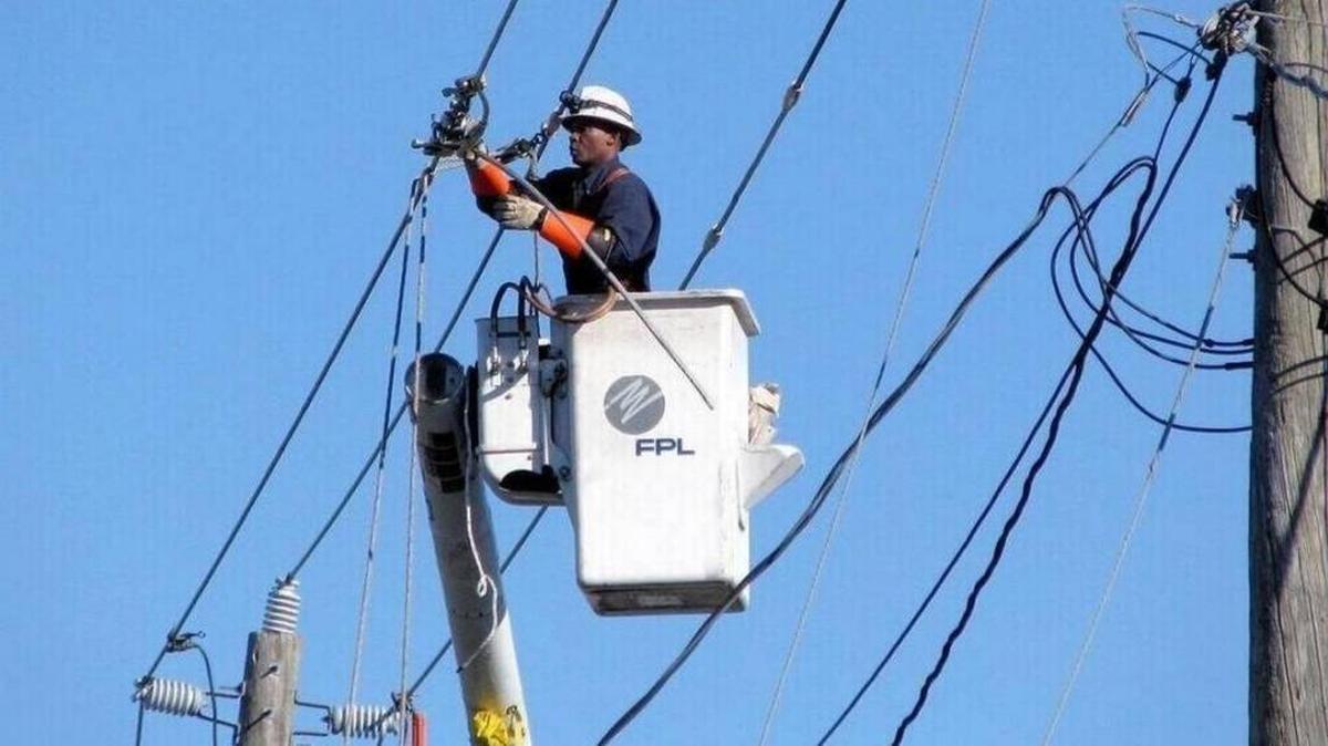 Un empleado de la FPL repara daños en líneas eléctricas tras el paso del huracán Irma en Miami. Un jurado ordenó a la FPL pagar un total de $24 millones por su responsabilidad en la muerte por electrocución de un menor en Fort Myers en el 2011.