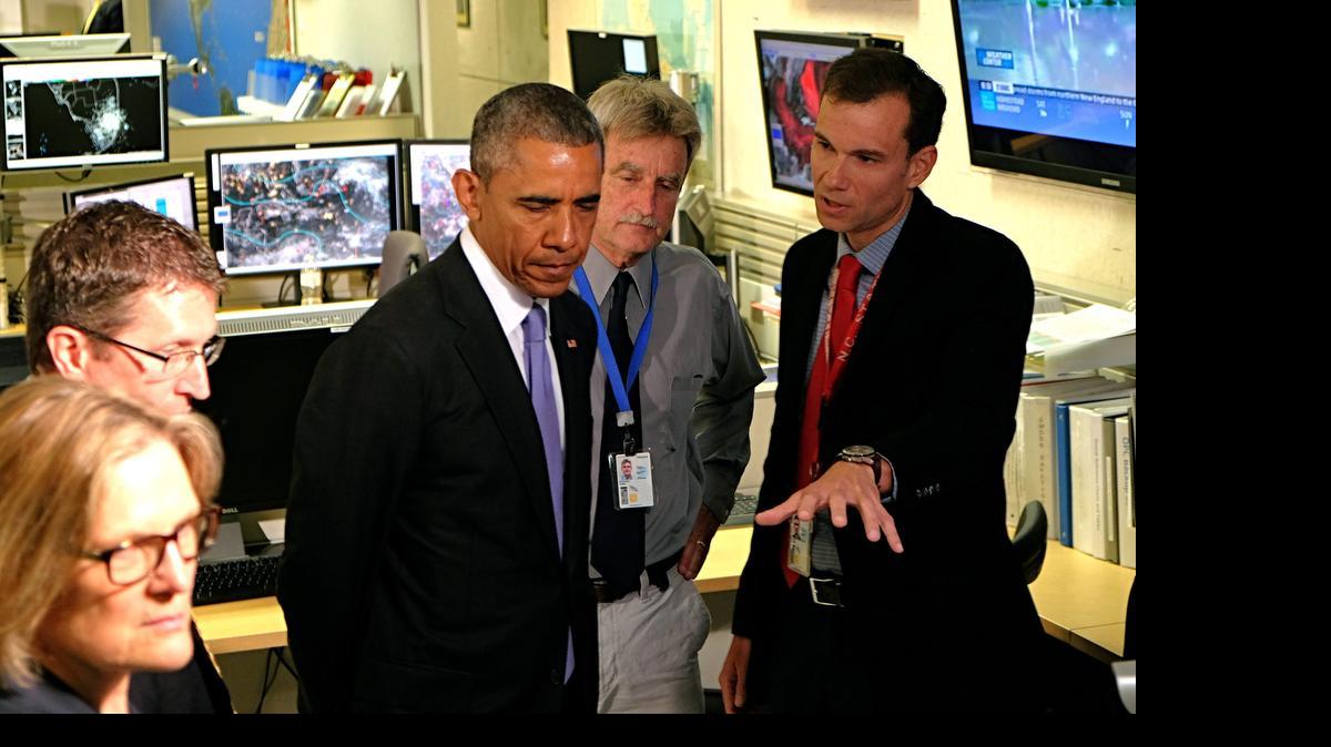 
 El presidente de Estados Unidos, Barack Obama (c), observa este jueves 28 de mayo un monitor durante su visita al Centro Nacional de Huracanes (NHC) de Miami (Florida). 
