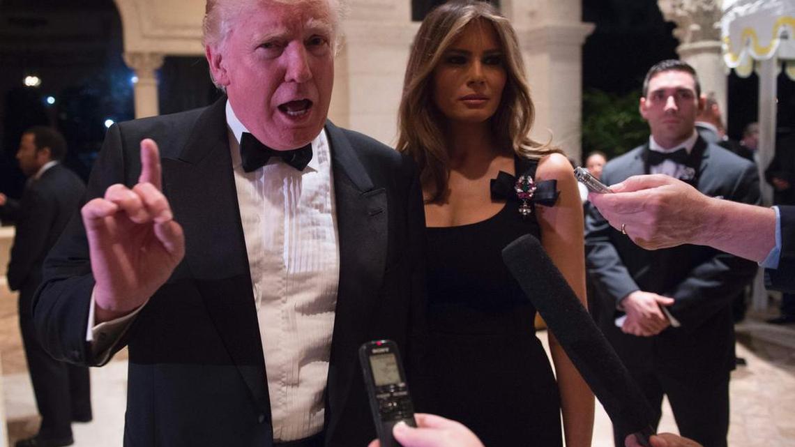 El presidente electo de Estados Unidos, Donald Trump, aparece acompañados por su esposa Melania en una fiesta de Nochevieja el 31 de diciembre de 2016 en Mar-a-Lago en Palm Beach, Florida.