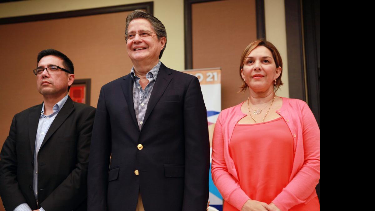 
Guillermo Lasso (centro), aspirante a la Presidencia de Ecuador paea el 2017, a la derecha Edgar Jaramillo Presidente del Partido . El Sr. Lasso aspirante a la Presidencia del Ecuador y su esposa Maria de Lourdes Lasso durante la invocacion del Himno Nacional del Ecuador, la conferencia fue realizada en el Hotel Howard Johson de la ciudad de Hialeah, story for news reporter Brenda Medina, sabado 25 de Abril del 2915
