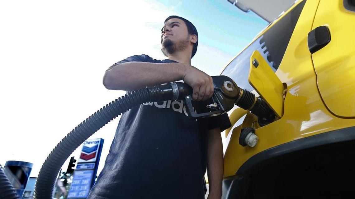 Un hombre echa gasolina en Sacramento, California, en esta foto de archivo de octubre del 2017.