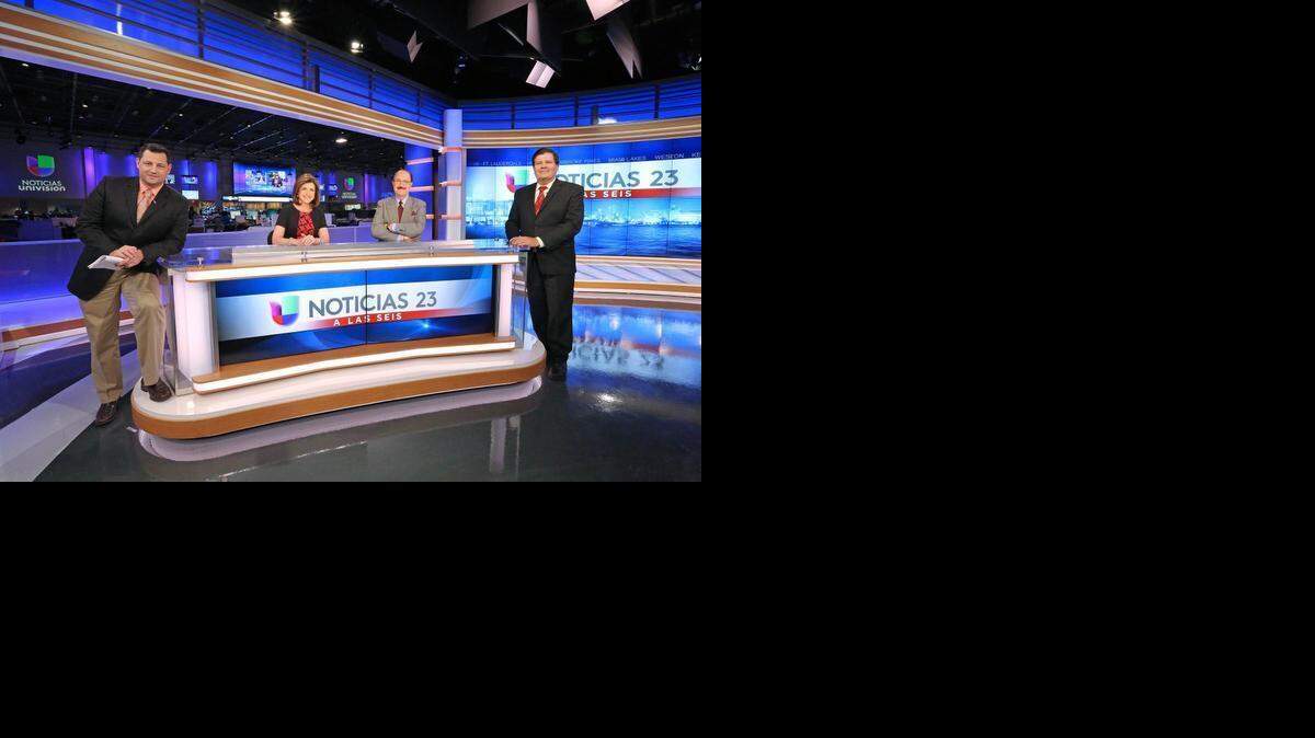 
Los presentadores Alina Mayo-Azze y Guillermo Benítez (centro) ensayan en el nuevo estudio de ‘Noticias 23’ junto a José Luis Nápoles (izq.) y Eduardo Rodríguez, a cargo del segmento deportivo y el tiempo, respectivamente.
