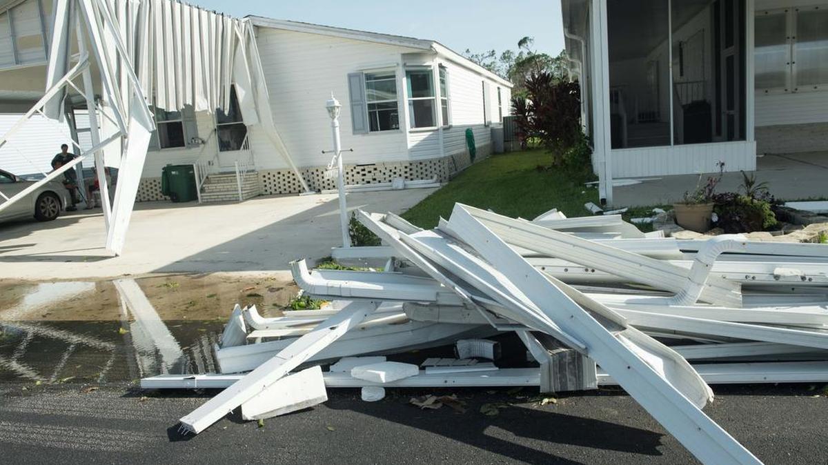 Los daños causados por el huracán Irma a una casa móvil en Naples, el 11 de septiembre de 2017.