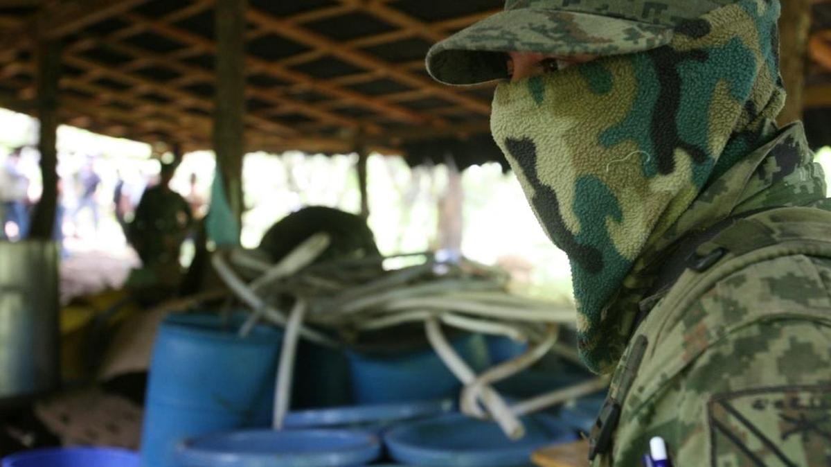 Un soldado organiza la destrucción controlada de un laboratorio ilegal de metanfetamina en cristal cerca de Uruapan, en el estado mexicano de Michoacán.