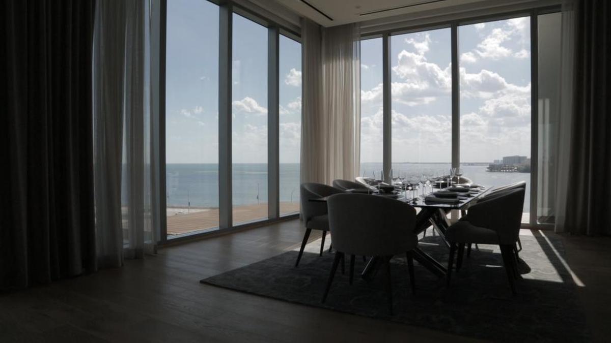 Los urbanizadores de la nueva torre de condominios Una crearon una galería de ventas en el piso 11 del edificio que todavía está en el lugar, en 175 SE 25 Road, que compraron por $48 millones.