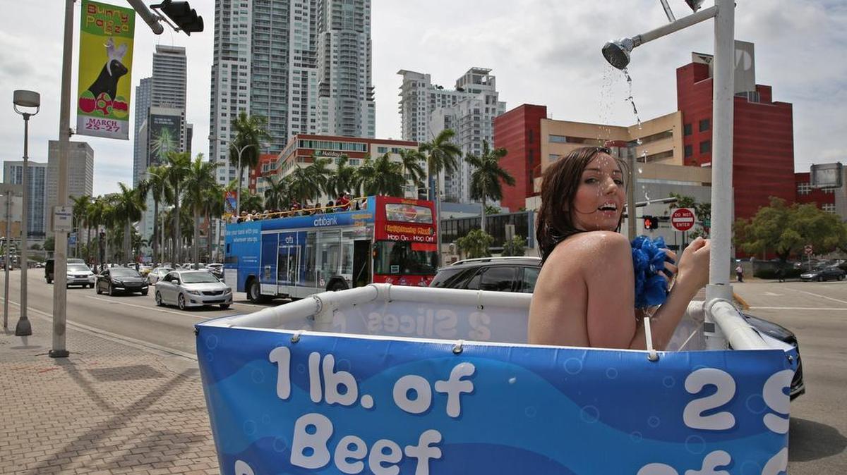 Kelsey Brennaman, una voluntario de PETA, se ducha en Biscayne Blvd., para llamar la atención a la conservación del agua en el "Día Mundial del Agua" martes 22 marzo, de 2016.