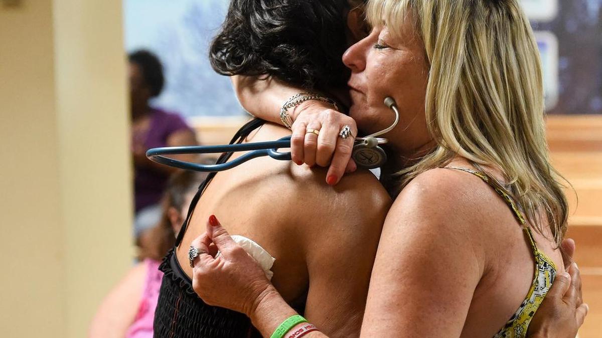 Adelia Harris (izq.) de Eastover, Carolina del Sur, abraza a Sharon Schwabenbauer el sábado en Fort Pierce, Florida. Harris recibió el corazón del hijo de Sharon, Joshua, un bombero que falleció hace casi cinco años y cuyos órganos fueron donados.