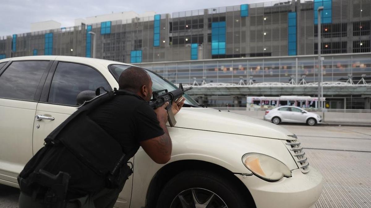 Las autoridades responden al tiroteo en el Aeropuerto Internacional de Fort Lauderdale el 6 de enero del 2017.
