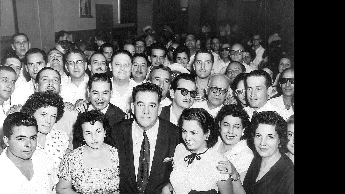 Martin Fox, dueño del Tropicana, su esposa, Ofelia, y la legión de empleados del lugar, a mediados de los 50.
