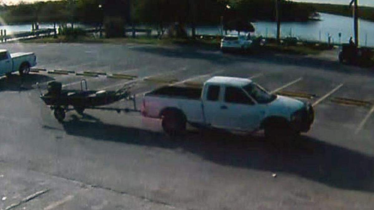 El sospechoso se alejó en un Ford F-150 posiblemente del año 2000.