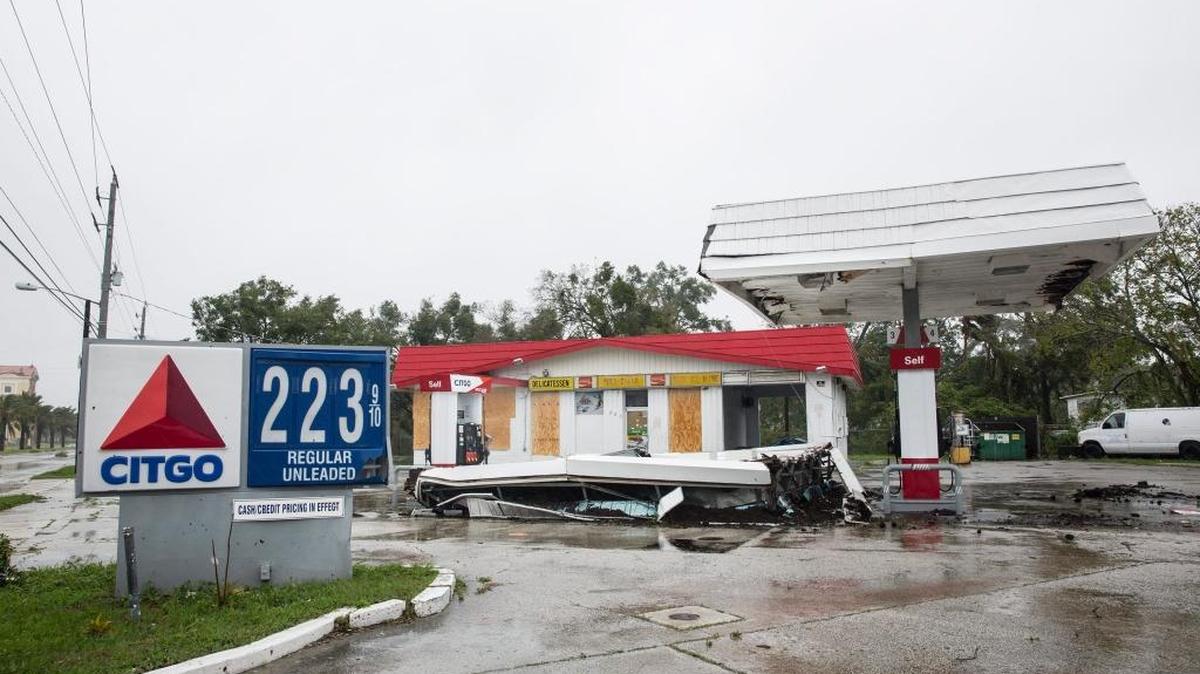 Vista general de una estación de gasolina de Citgo en Daytona Beach, que colapsó por el huracán Matthew.