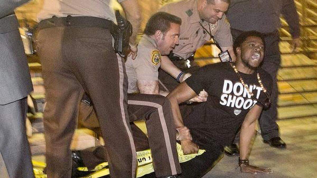 
Jeremy Shaw, de 25 años, fue arrestado en la escalinata de la corte criminal en el downtown.
