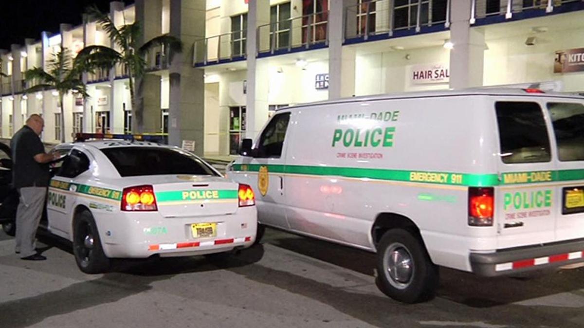 La policía investiga un tiroteo que dejó a una niña de 16 años de edad en estado crítico.