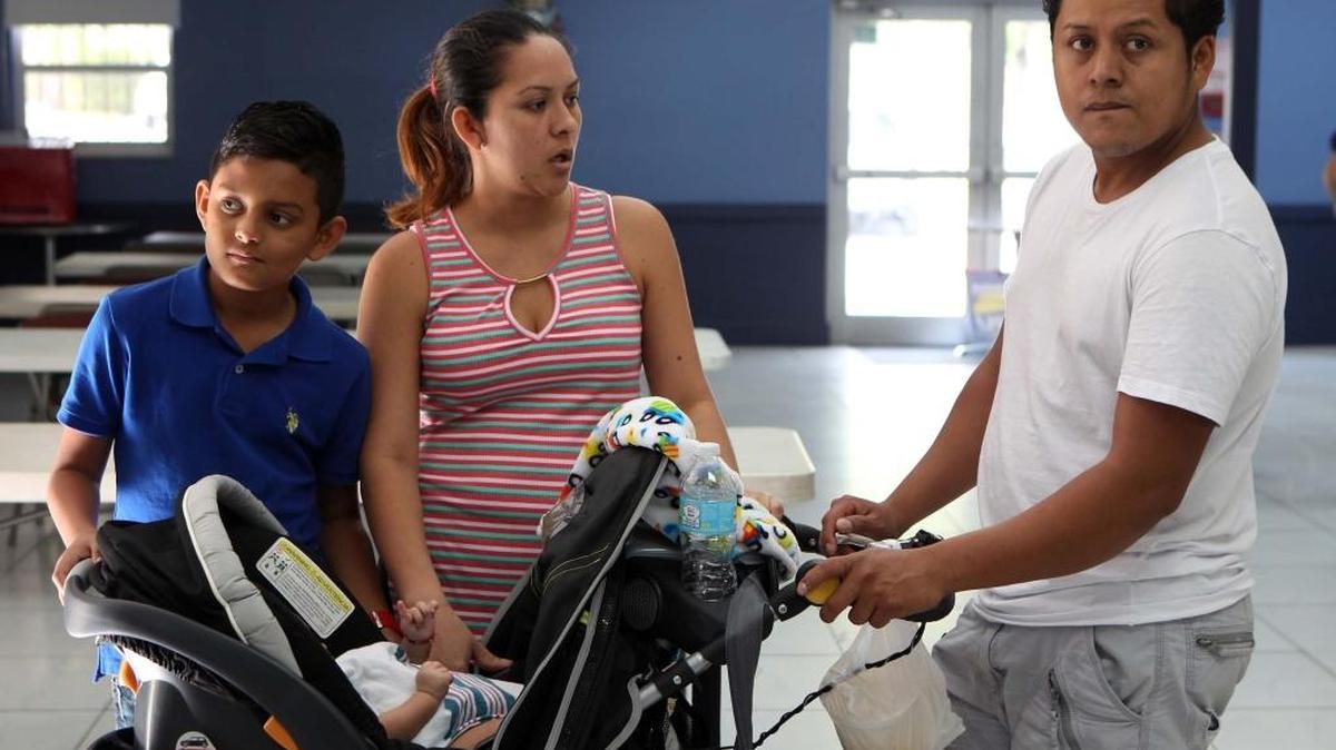 La familia Aguilar, Amaury, Darlin y David, asistieron una reunión con activistas que defienden los derechos de los inmigrantes en la iglesia de San Juan Bosco el sábado.