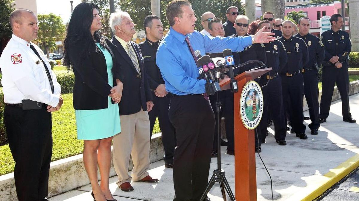 El alcalde de Hialeah, Carlos Hernández, presenta este martes la nueva flota de patrullas policiales y unidades de bomberos, valorada en $2.4 millones.