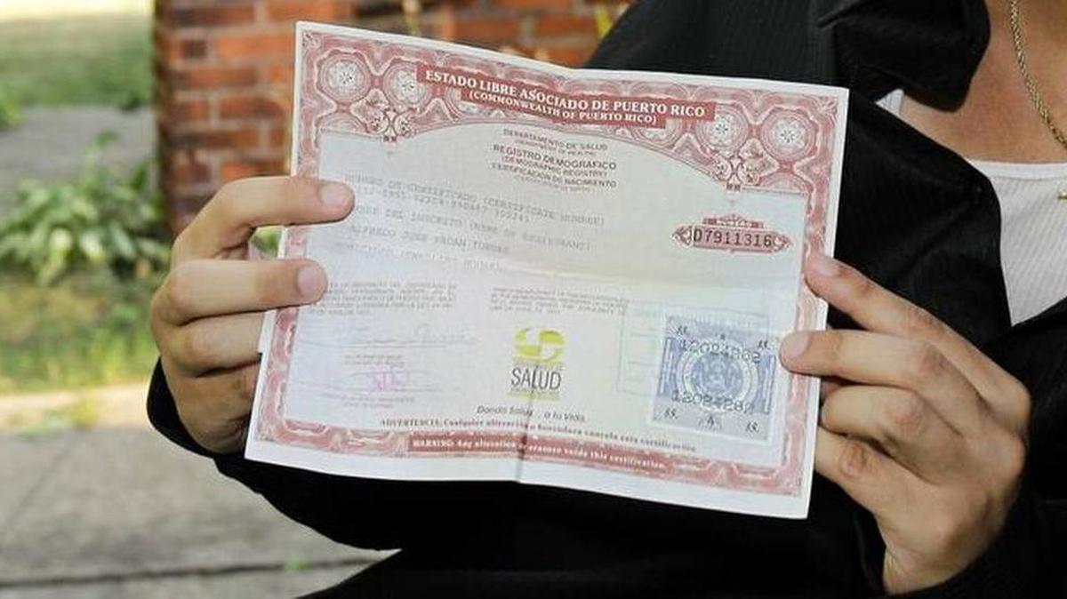 Puerto Rico invalidó las actas de nacimiento expedidas antes del 2010 para evitar el fraude. Un joven boricua muestra su acta de nacimiento.