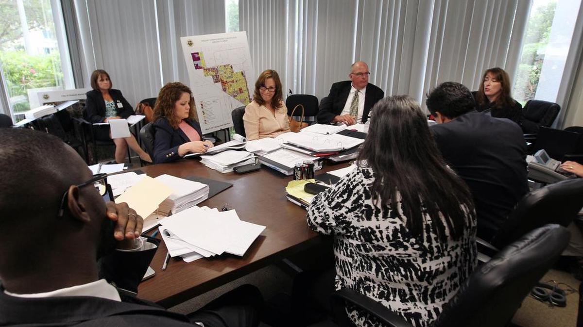 
De izquierda a derecha, los abogados municipales Lorena Bravo y Elizabeth Hernández, junto al experto en planificación urbana Wes Blackman, y la jueza Suzanne Van Wyk, durante una audiencia realizada el martes.
