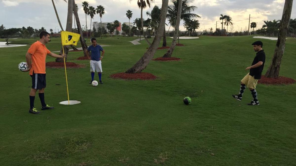 Javier Aragonés y Wilmer Salgado ven a Piero Menor patear el balón en el hoyo, que es de 21 pulgadas, en el Melreese Country Club.