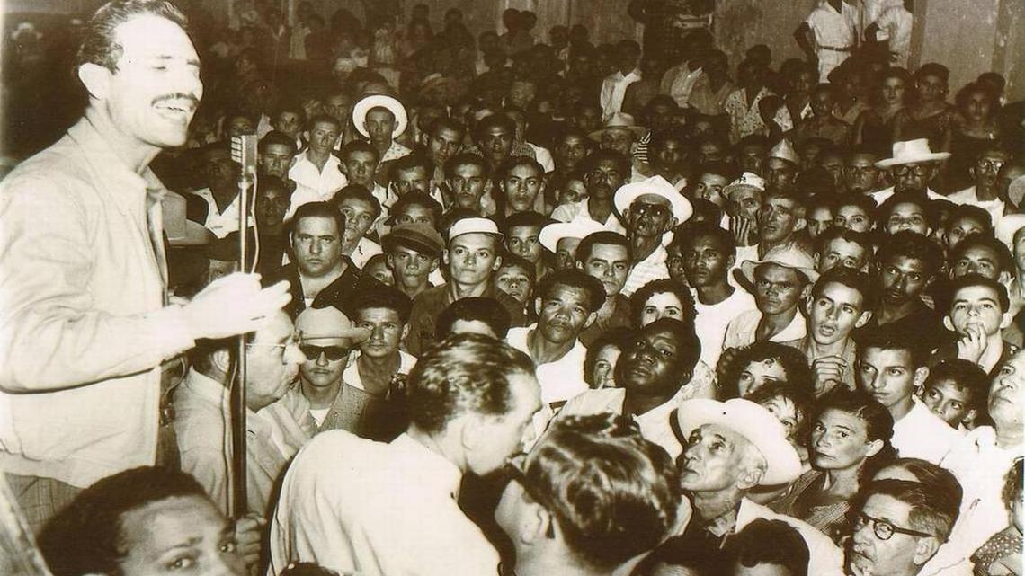 El padre de Mario Díaz-Balart, Rafael, habla en un mitin político en Cuba. Rafael Díaz-Balart, el patriarca de la familia, fue líder de la mayoría en la Cámara de Representantes de la isla y viceministro en el gobierno de Fulgencio Batista.