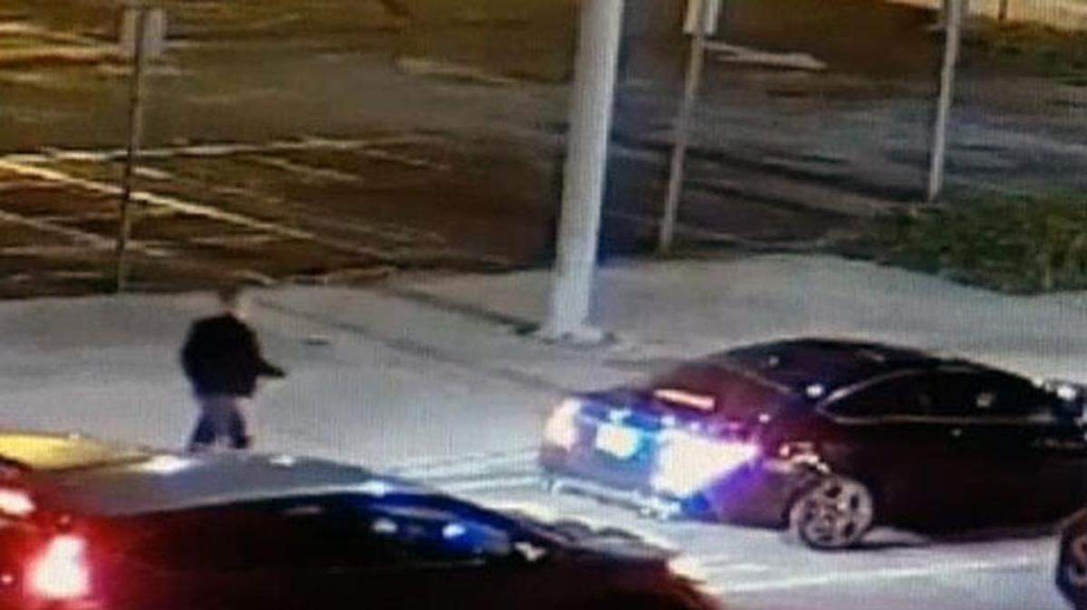 El conductor de un Rolls-Royce negro salió del vehículo, se acercó al conductor de un Mercedes y mantuvieron una acalorada discución. Cortesía NBC6.