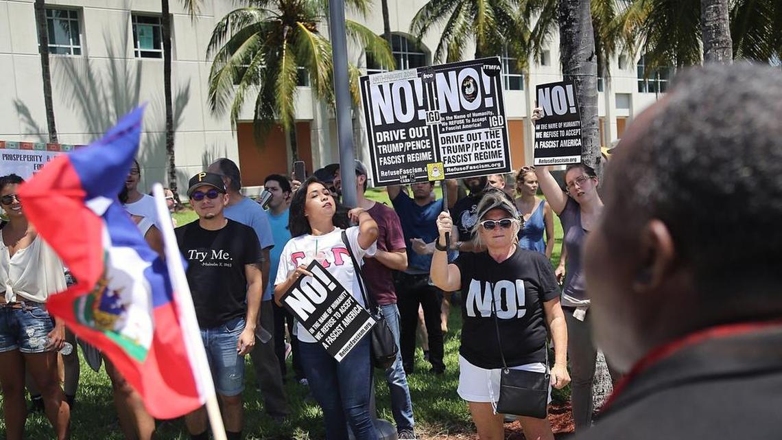 Manifestantes protestan el jueves en las afueras de la sede donde se realizó la Conferencia de Prosperidad y Seguridad en América Central.