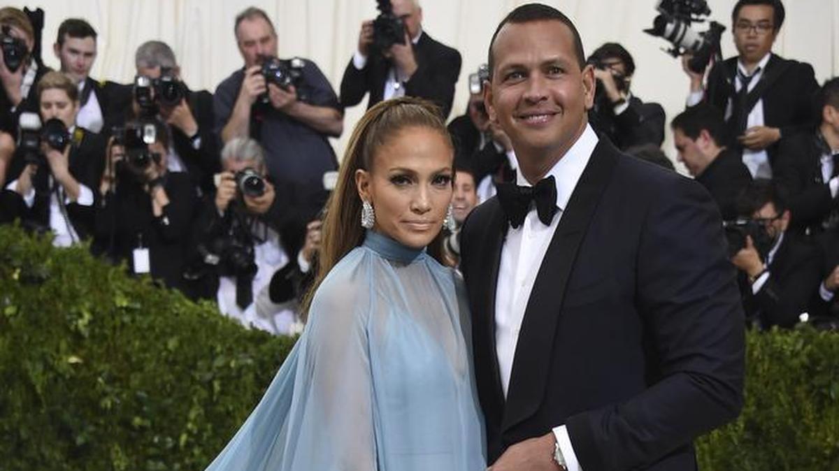 Jennifer López y Alex Rodríguez asisten a la gala del Metropolitan Museum of Art’s el 1 de mayo de 2017, en New York.