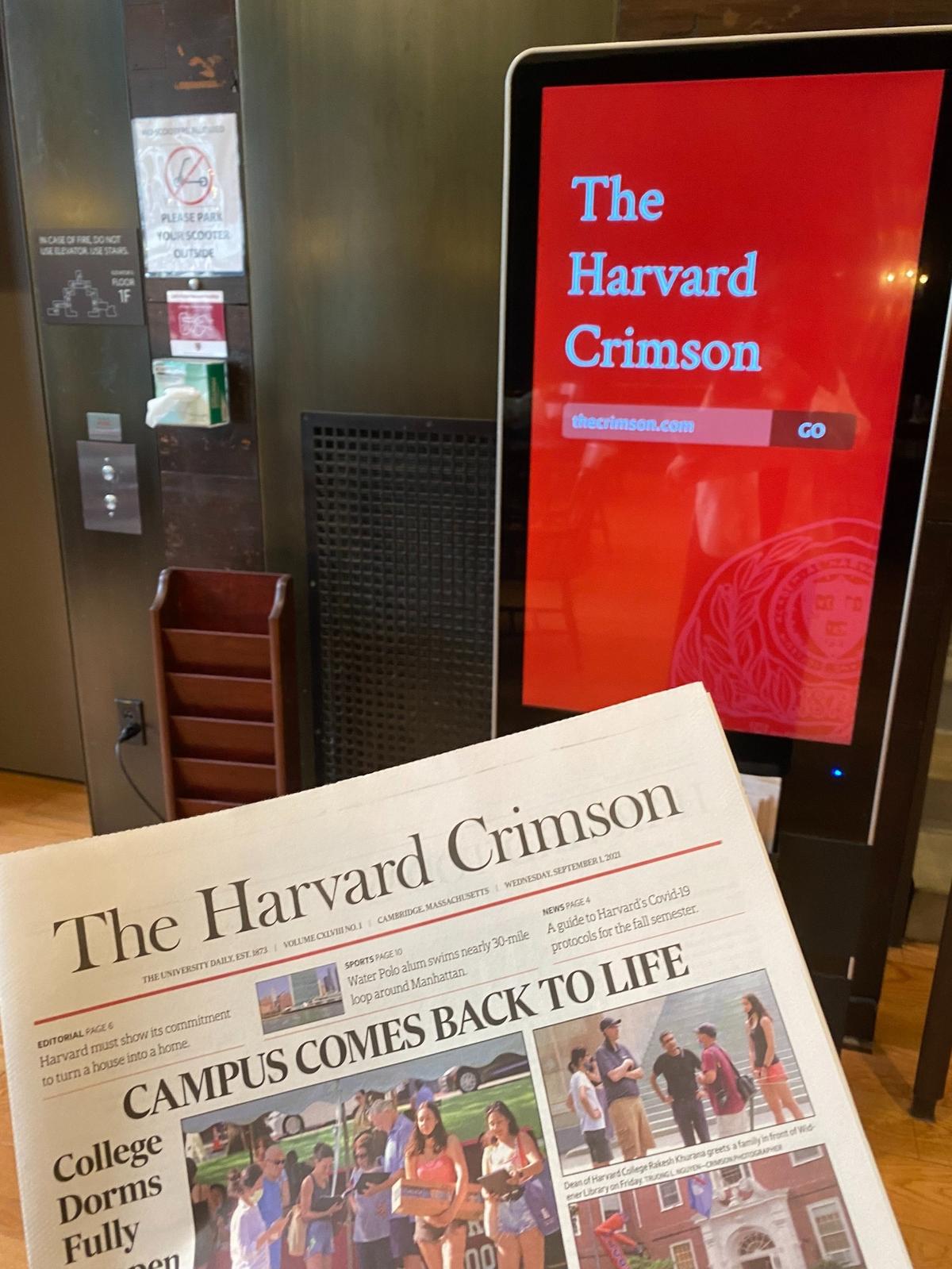 Una edición de The Harvard Crimson, el periódico estudiantil independiente que cubre la Universidad de Harvard.