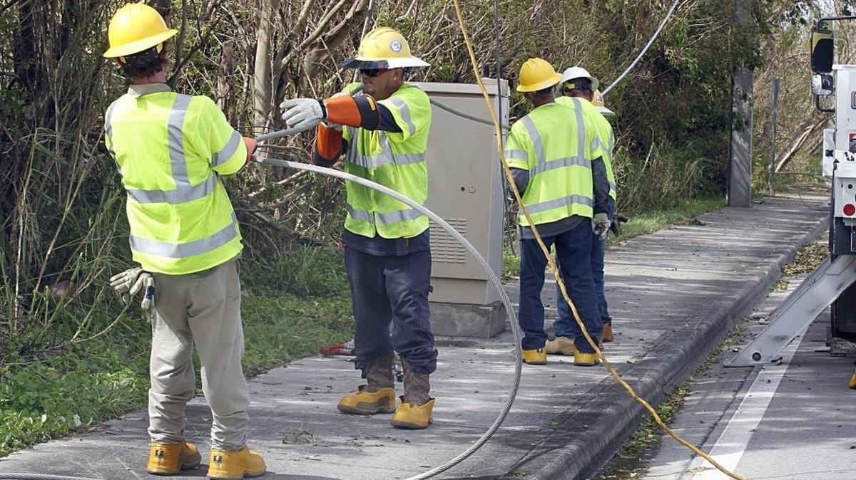 Trabajadores reconectan un tendido de electricidad en la intersección de la 37 Avenida y la 140 Calle en Kendall el 11 de septiembre de 2017.