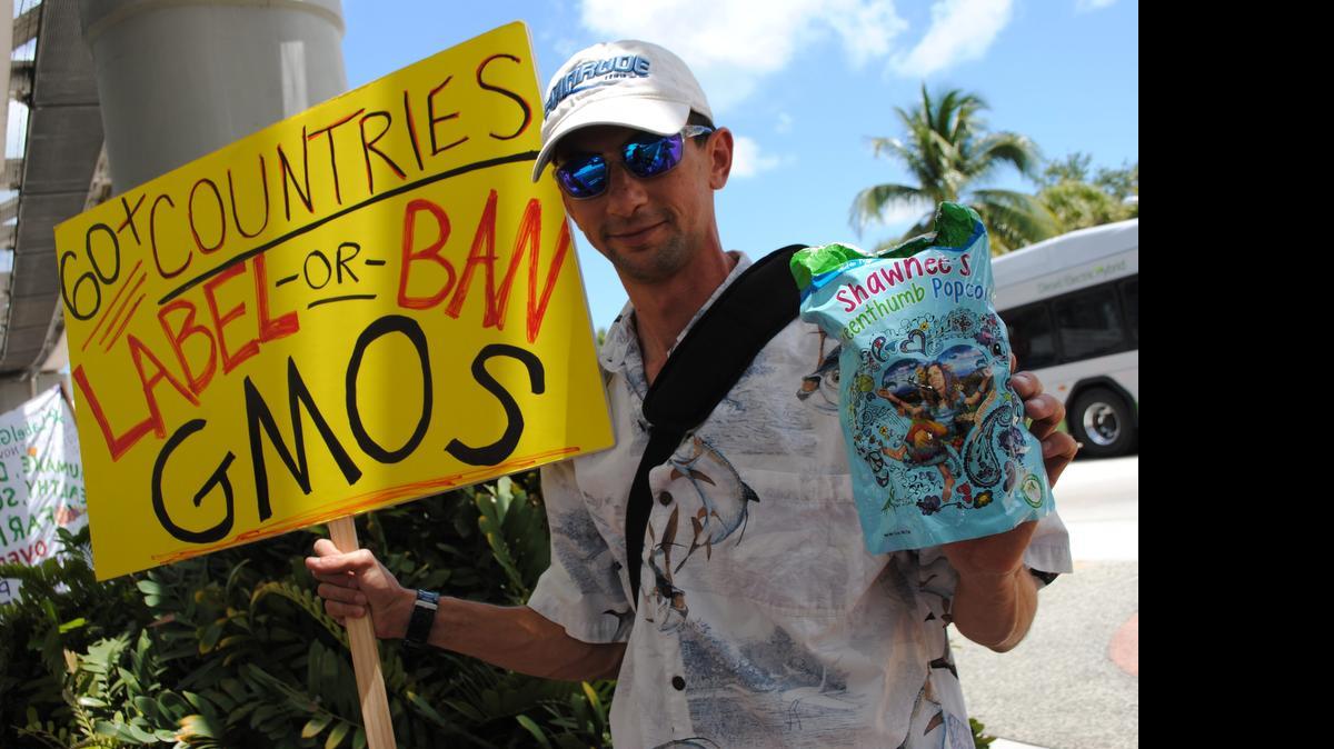 
Manifestantes protestan para que se detenga la venta de productos con ingredientes genéticamente modificados hasta que se pueda comprobar su salubridad el sábado.

