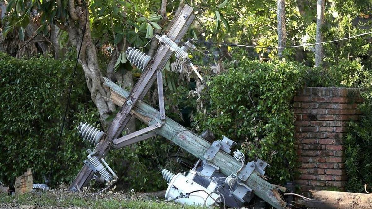 Un poste de electricidad roto en Coral Gables tras el paso del huracán Irma.