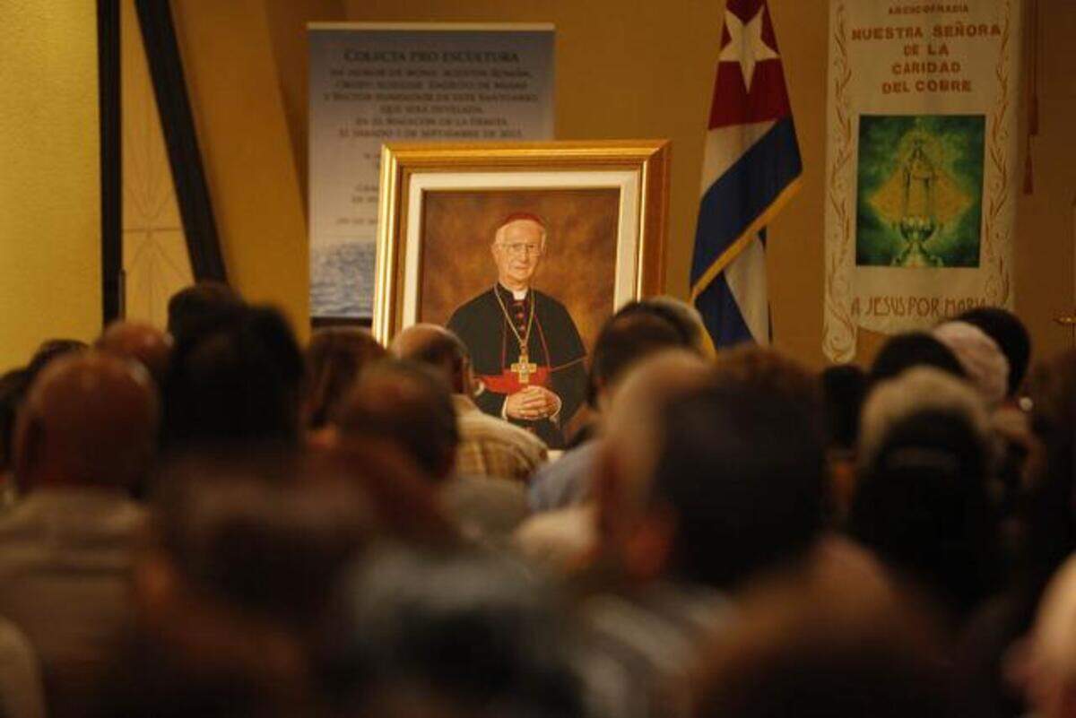 Un retrato de Monseñor Román en el altar de la Ermita, sobresale por encima de los cientos de fieles que acudieron a la misa por el tercer aniversario de su desaparición física en 2015.