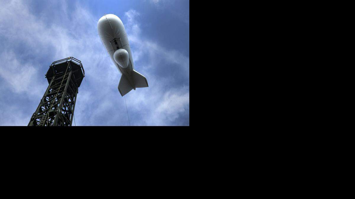 
El “Joint Land Attack Cruise Missle Elevated Netted Sensor System”, más conocido por el nombre JLENS, fue concebido para identificar misiles a baja altitud entre miles de aeronaves que circulan sobre la costa este de Estados Unidos.
