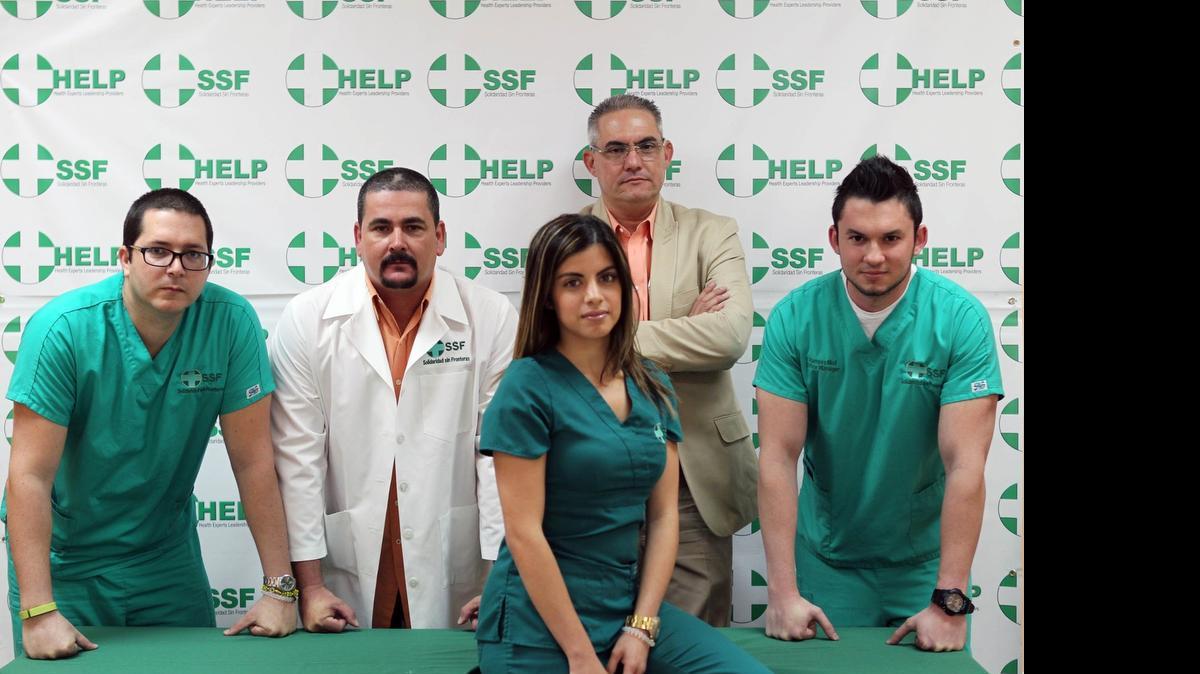 
Los profesionales de la salud, Harod Guzmán (izq.), Nelson Alejo, Asoris Marrero, Julio César Alfonso y Ramses Well, en la organización Solaridad Sin Fronteras, en Hialeah. 
