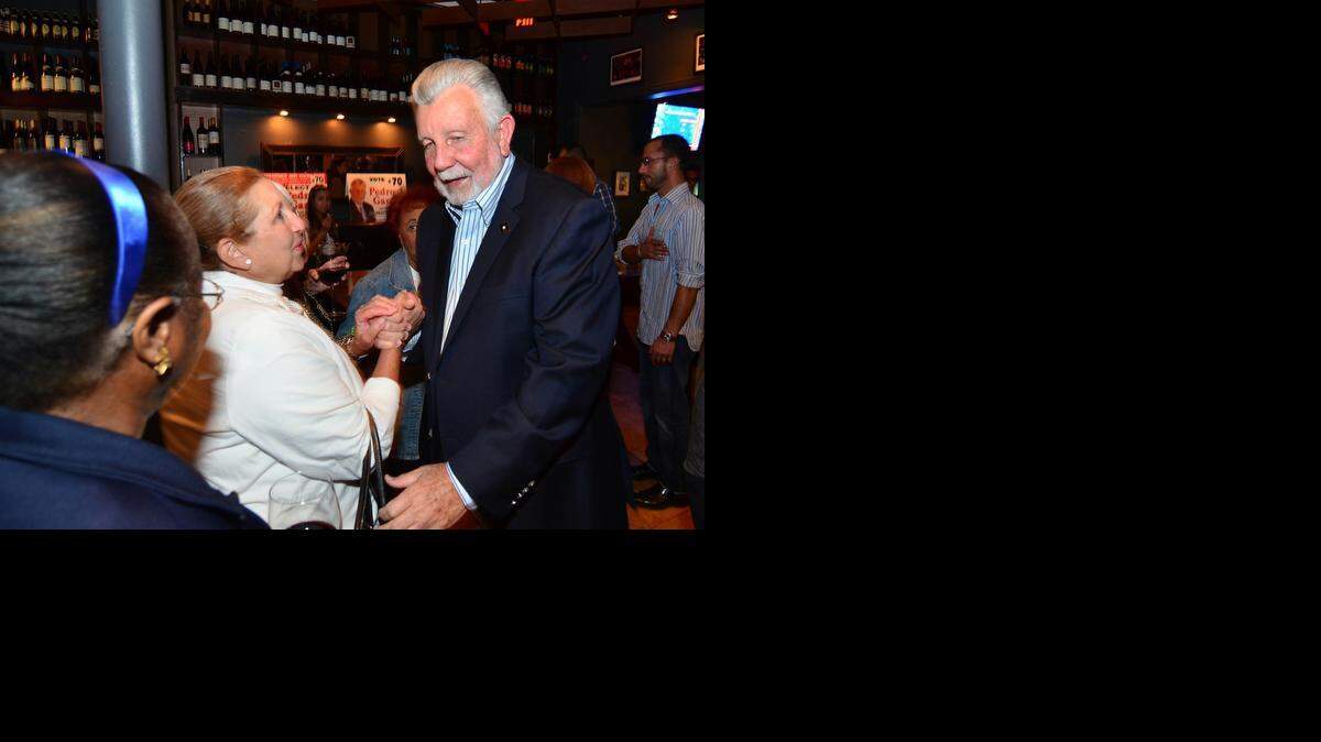 <cutline_leadin>Pedro Garcia</cutline_leadin> recuperó el puesto de tasador de la propiedad del condado frente al candidato Eddy González.<252><137>11/04/2014 - Coral Gables, Fla - Miami Dade County property appraiser candidate Pedro Garcia celebrates with his supporters at Graziano restaurant in Coral Gables Florida Tuesday night November 4th 2014.<137><137><252><137>