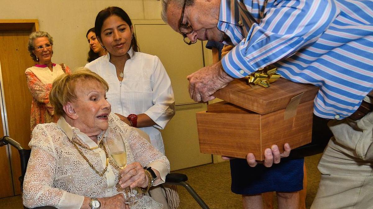 La fundadora y por casi 30 años directora del Museo de Arte Contemporáneo de Caracas, Sofía Imber (izq.) observa una caja que le ofrece Rafael Barrios, después de recibir un sentido homenaje por su legado hoy, miércoles 20 de abril 2016, en el Pérez Art Museum Miami (PAMM).